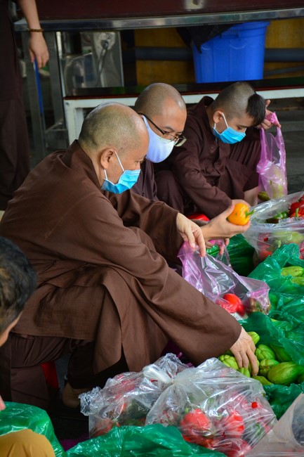 Continuing to support people in need in the Covid-19 pandemic of Hoang Phap Pagoda (series 4)